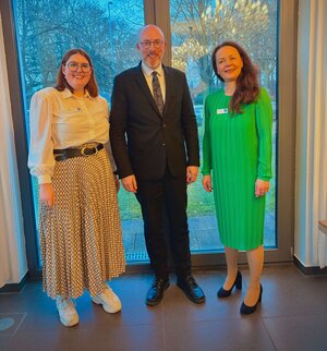 von links: Laura Golz mit weißer Bluse und braunen Rock, Herr Pegel in einem schwarzen Anzug und Frau Jana Schulz mit einem grünen langen Kleid